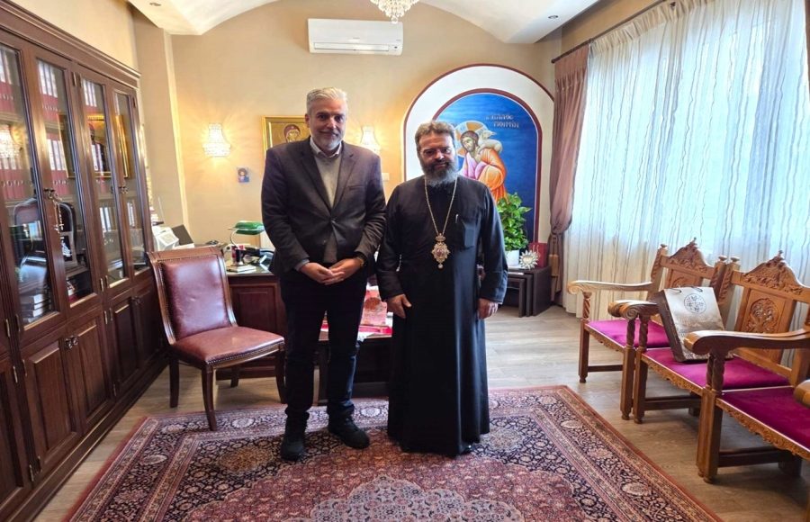 Ο-Επίκουρος-Καθηγητής-του-Τμήματος-Εργοθερα­πείας-Παναγιώτης-Σιαπέρας-στον-Μητροπολίτη-Μαρωνείας