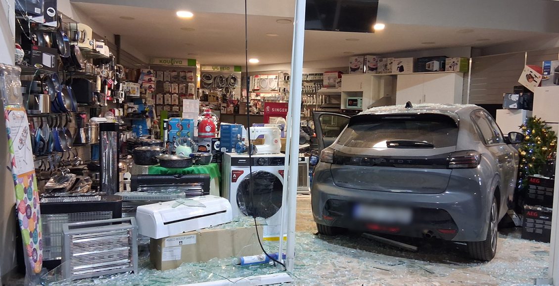 Χαμός-στο-Ναύπλιο:-Αυτοκίνητο-προσέκρουσε-με-σφοδρότητα-στην-τζαμαρία-καταστήματος-ηλεκτρικών-ειδών