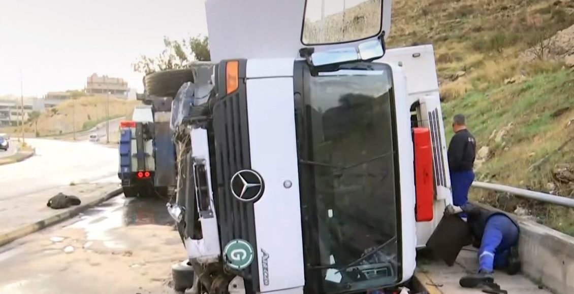 Ανετράπη-φορτηγό-στη-Λεωφόρο-Σχιστού-–-Νεκρή-η-μητέρα-του-οδηγού,-η-οποία-βρισκόταν-στο-όχημα