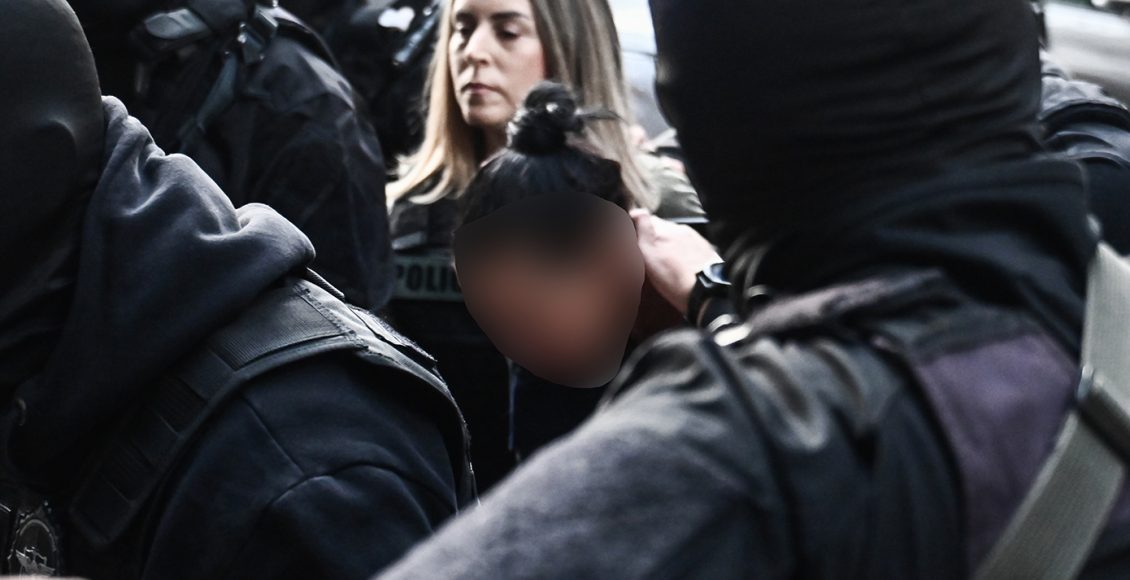 Μυστήριο-με-τα-δύο-μαχαίρια-που-βρέθηκαν-στο-σπίτι-της-75χρονης-στη-Σαλαμίνα-–-«Το-αίμα-πέρασε-μέσα-από-τα-γάντια»