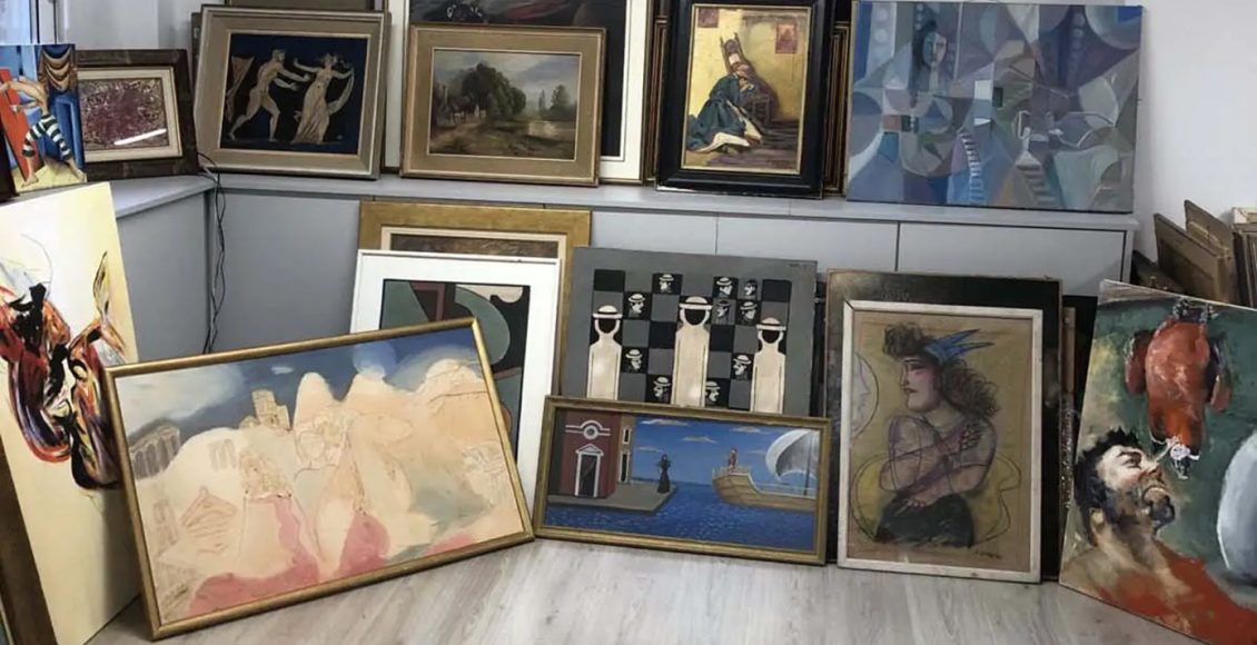 Δύο-συλλήψεις-στην-Αττική-για-κατοχή-πλαστών-έργων-τέχνης-–-Κατασχέθηκαν-πάνω-από-400-πίνακες-ζωγραφικής,-όπλα-και-σφαίρες