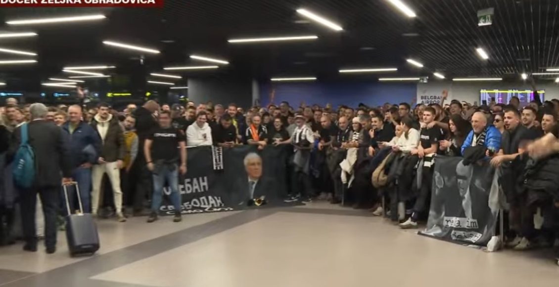Ομπράντοβιτς:-Υποδοχή-ήρωα-από-τους-οπαδούς-της-Παρτίζαν-στο-αεροδρόμιο-του-Βελιγραδίου