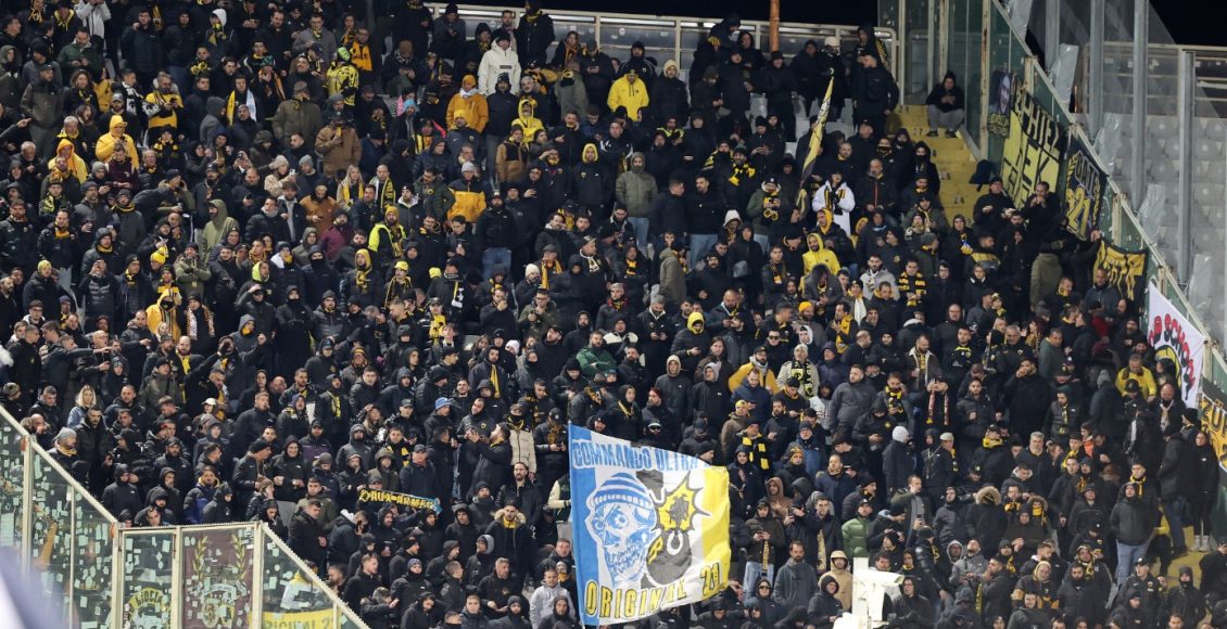 Φιορεντίνα-–-ΑΕΚ:-Ένταση-με-οπαδούς-και-αστυνομία-έξω-από-το-Αρτέμιο-Φράνκι