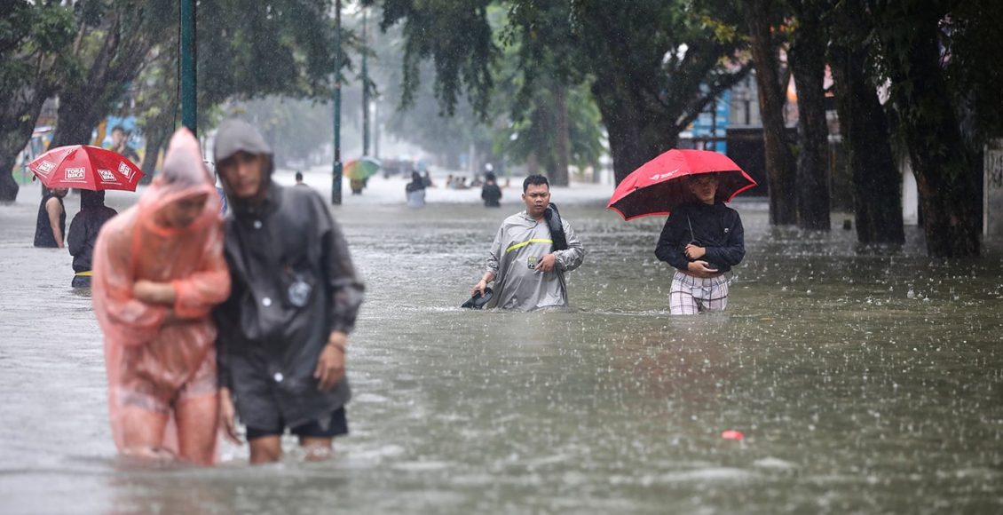 Τραγικός-απολογισμός-μετά-τις-πλημμύρες-στην-Ινδονησία-–-Πάνω-από-80-οι-νεκροί
