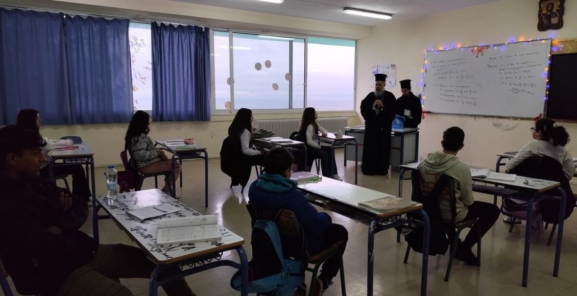 Η-φωνή-της-Εκκλησίας-στα-σχολεία:-Η-Καινή-Διαθήκη-στα-χέρια-των-μαθητών