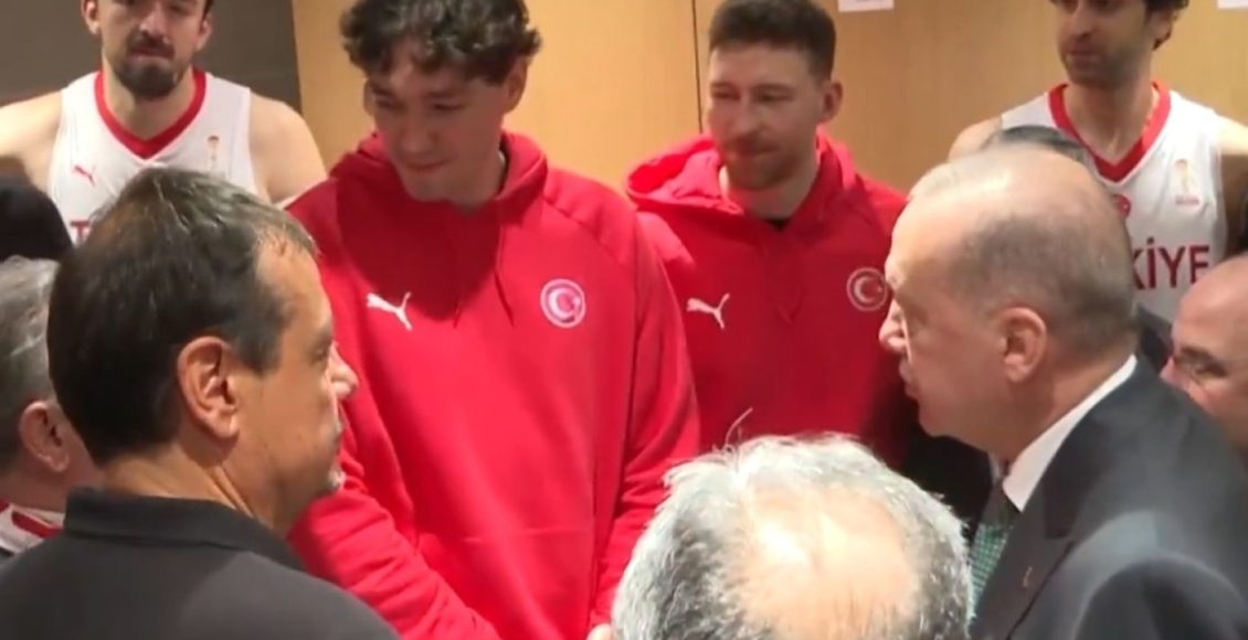 Ο-Ερντογάν-επισκέφτηκε-τα-αποδυτήρια-της-εθνικής-Τουρκίας-–-Συνομίλησε-με-Αταμάν-και-Όσμαν