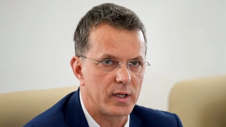 Ρουμανία:-Παραιτήθηκε-ο-υπουργός-Άμυνας-της-χώρας-–-Παραδέχθηκε-ότι-είχε-πει-ψέματα-στο-βιογραφικό-του