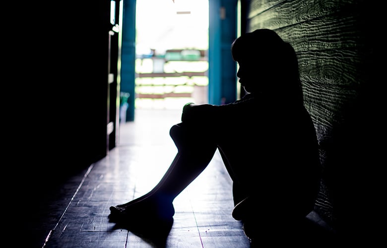 Σοκ-στο-Μενίδι:-14χρονη-έγκυος-απέβαλε,-αφού-την-χτύπησε-η-μητέρα-της-–-Πήγε-στο-ΑΤ-με-το-νεκρό-έμβρυο-σε-σακούλα