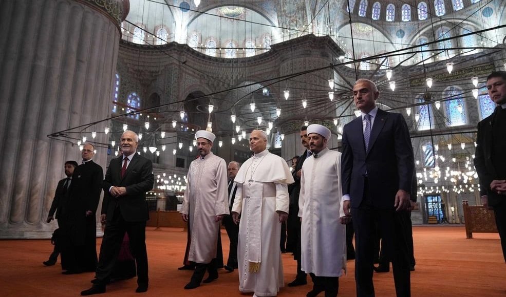 Ο-πάπας-Λέων-έβγαλε-τα-παπούτσια-του,-αλλά-δεν-προσευχήθηκε-κατά-την-επίσκεψή-του-στο-Μπλε-Τζαμί-της-Κωνσταντινούπολης
