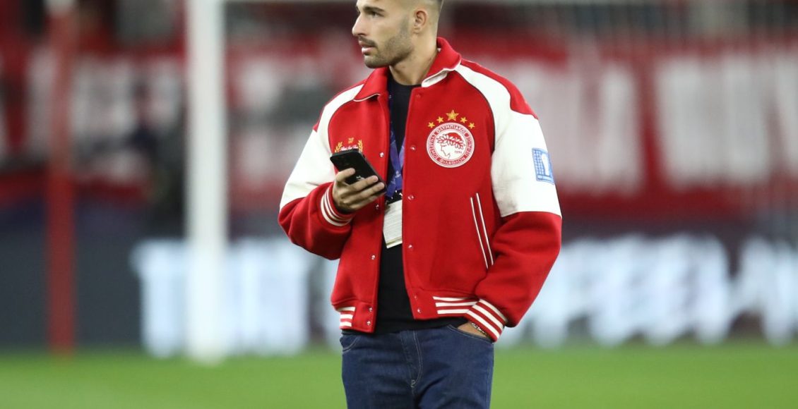 1680-ευρώ-για-ένα-επετειακό-μπουφάν-του-Ολυμπιακού-με-την-υπογραφή-aimé-leon-dore-και-έγινε-ήδη-sold-out