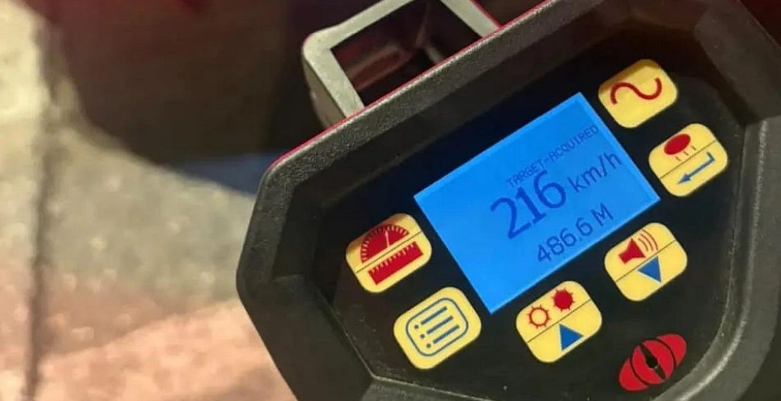 Γνωστός-επιχειρηματίας-έκανε-πίστα-αγώνα-την-Λεωφόρο-Βουλιαγμένης-αγγίζοντας-τα-216-χλμ-–-Βίντεο-ντοκουμέντο