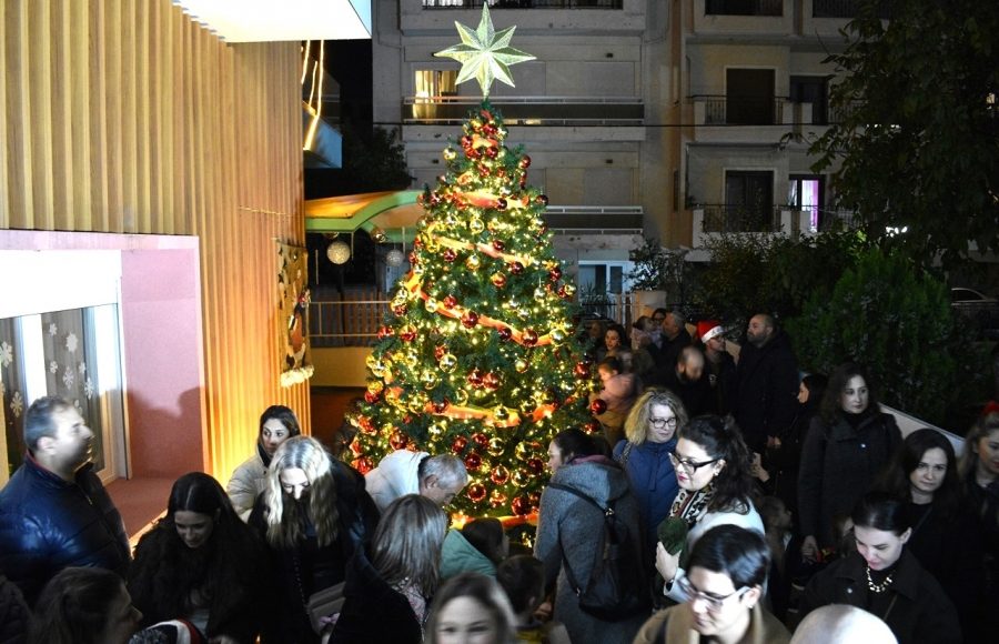 Τα-παιδιά-των-βρεφονηπαικών-σταθμών-της-Ιεράς-Μητρόπολης-Μαρωνείας-άναψαν-το-Χριστουγεννιάτικο-δέντρο