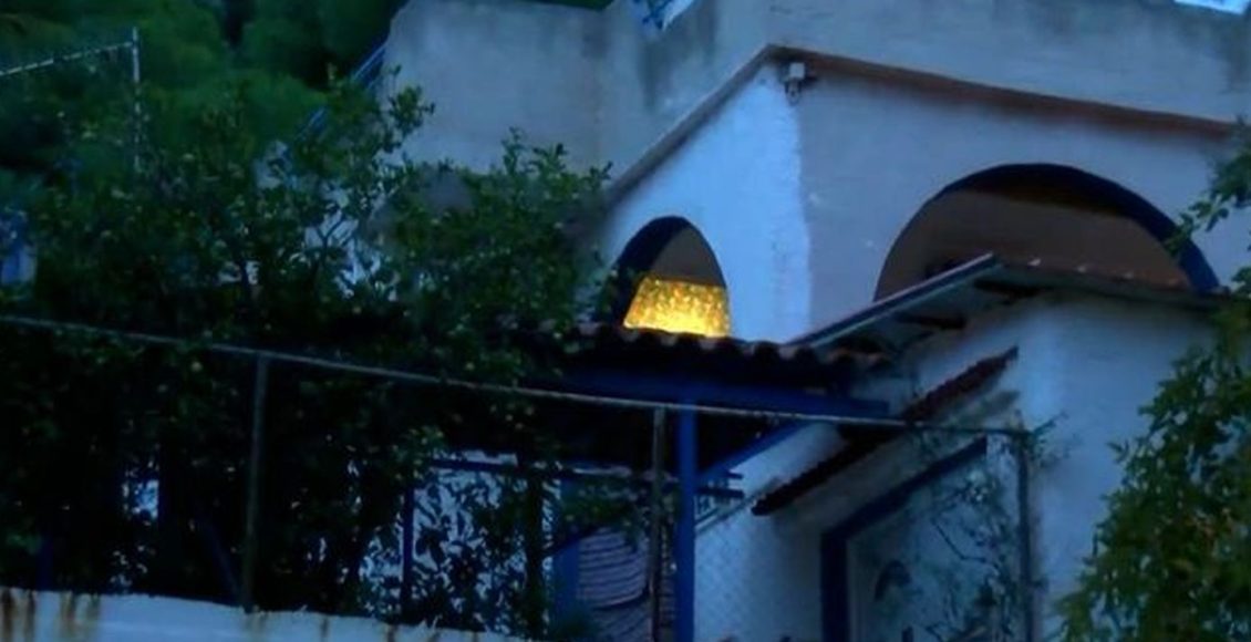 Άγριο-έγκλημα-στη-Σαλαμίνα:-Πάλεψε-με-τους-ληστές-η-75χρονη,-αλλά-τη-χτύπησαν-με-μαχαίρι-και-μπουκάλι-στο-κεφάλι