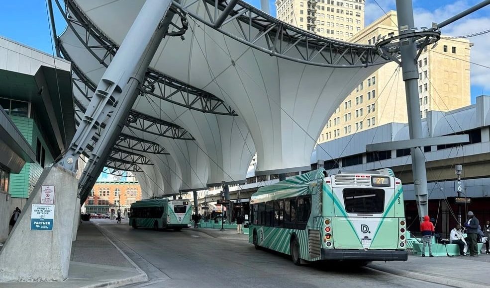 Οι-ΗΠΑ-επιβάλλουν-επιπλέον-δασμούς-στις-εισαγωγές-φορτηγών-και-λεωφορείων