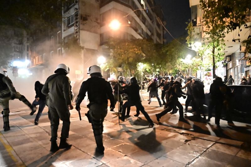 Κουκουλοφόροι-επιτέθηκαν-σε-δυνάμεις-των-ΜΑΤ-στα-Εξάρχεια-–-Τραυματίστηκαν-τέσσερις-αστυνομικοί