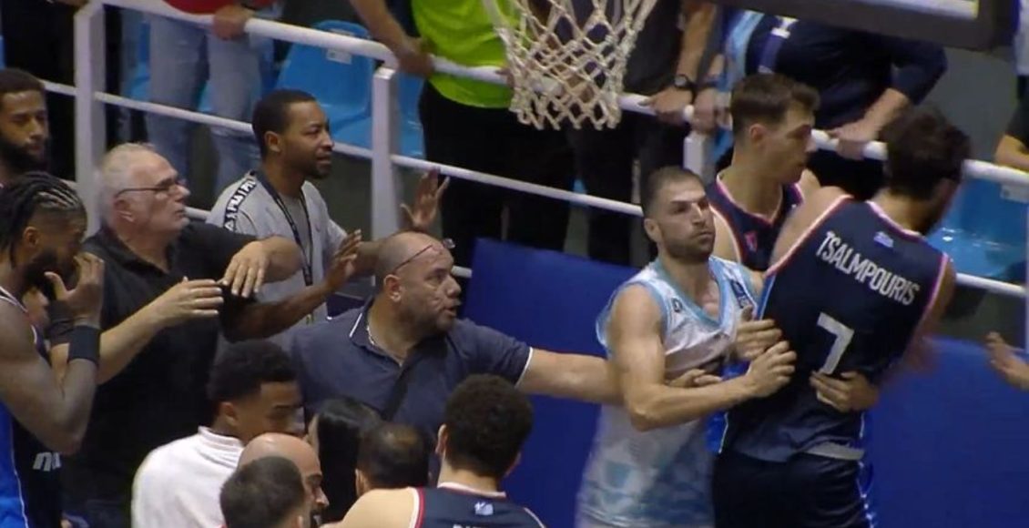 Χαμός-στο-Κολοσσός-–-Πανιώνιος:-Παίκτες-πήγαν-να-πιαστούν-στα-χέρια-με-οπαδούς