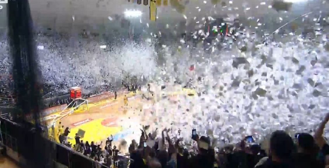 Άρης-–-ΠΑΟΚ:-Εντυπωσιακή-ατμόσφαιρα-με-χιλιάδες-χαρτάκια-πριν-το-τζάμπολ