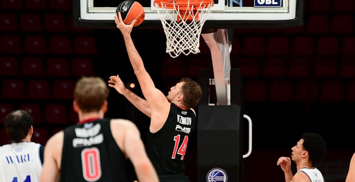 «Ερυθρόλευκο-πάρτι»-στο-ΣΕΦ:-Χολ-και-Βεζένκοβ-οδήγησαν-τον-Ολυμπιακό-στη-νίκη-103-87-επί-του-μαχητικού-Ηρακλή