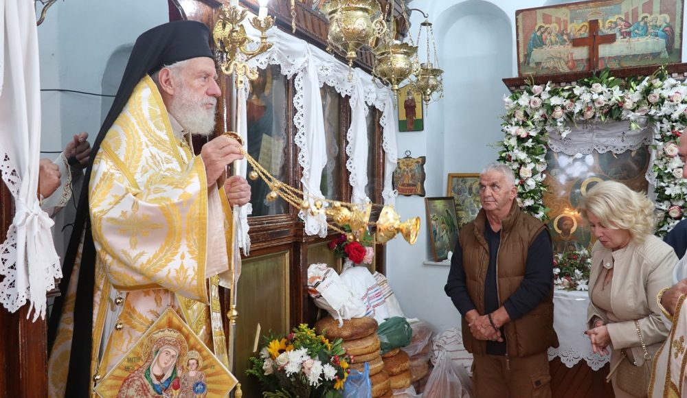 Ο-Μητροπολίτης-Σύρου-στον-πανηγυρίζοντα-Ιερό-Ναό-των-Αγίων-Ακινδύνων,-στο-Μέριχα-της-Κύθνου
