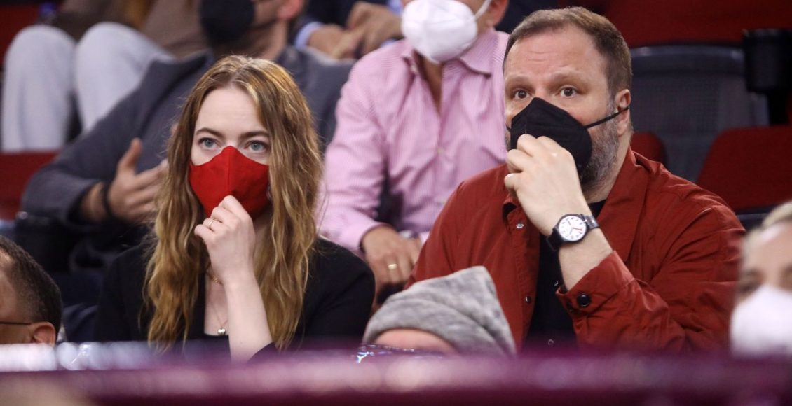 Λάνθιμος-και-Έμα-Στόουν-ξεκίνησαν-να-μιλούν-για-την-ταινία-τους-και-κατέληξαν-στον-Ολυμπιακό