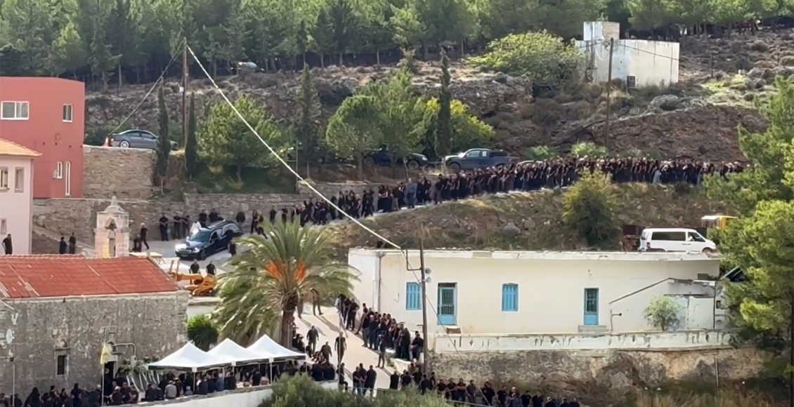 Ουρλιαχτά-και-οδύνη-στην-κηδεία-του-39χρονου-στα-Βορίζια:-«Σ’-αγαπώ!-Σ’-αγαπώ-μ’-ακούς;»-–-Μαυροφορεμένο-το-χωριό-μετά-το-μακελειό