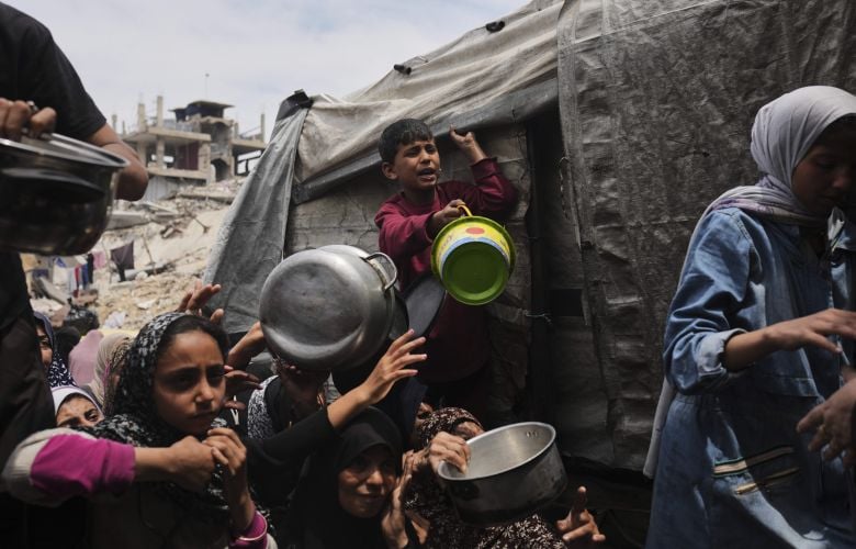 Εφιαλτικός-ο-χειμώνας-στην-Γάζα:-Η-πείνα-επιμένει-και-οι-παλιές-σκηνές-δεν-επαρκούν-για-να-καλύψουν-τις-ανάγκες-των-κατοίκων