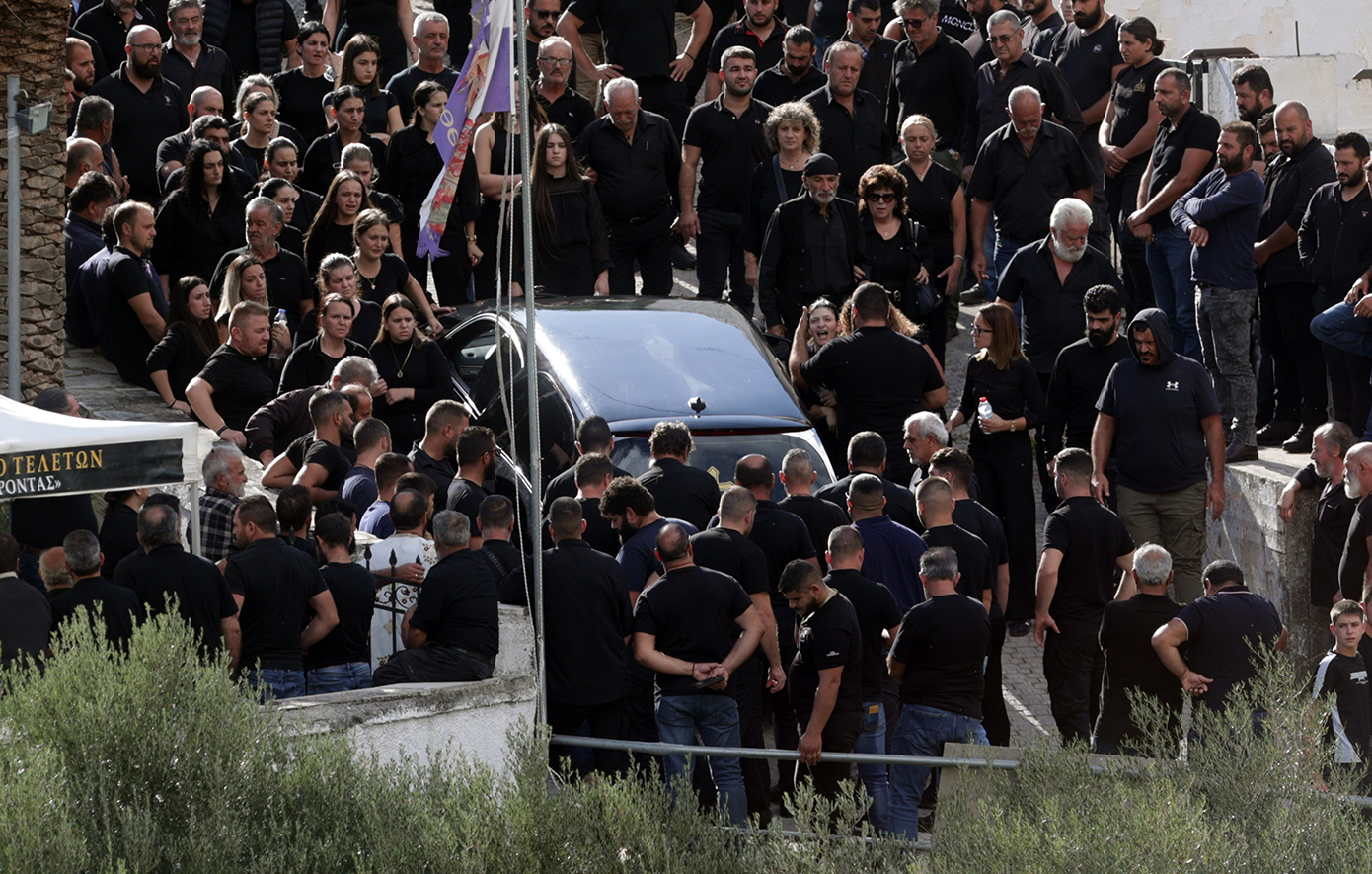 «Κανένα-μίσος-δεν-γιατρεύεται-με-μίσος,-η-δικαίωση-δεν-έρχεται-με-αίμα»-–-Ξεσπά-ο-ιερέας-που-κήδευσε-την-Ευαγγελία