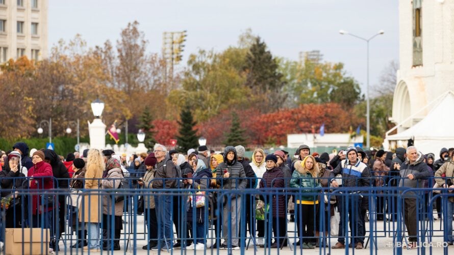 Βουκουρέστι:-Πάνω-από-290.000-προσκυνητές-πέρασαν-από-τον-Εθνικό-Καθεδρικό-σε-διάστημα-10-ημερών