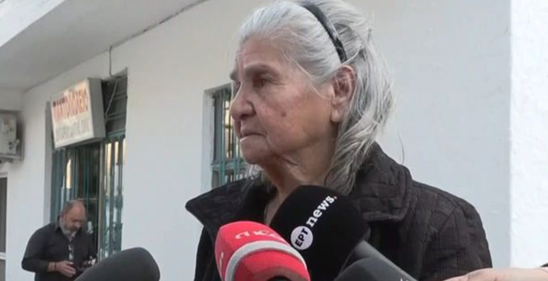 «Δεν-φεύγω,-δεν-έχω-πού-να-πάω»:-Κήδεψε-την-κόρη-της-στα-Βορίζια-και-βγήκε-να-φιλέψει-τους-δημοσιογράφους