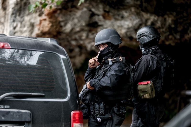 Μακελειό-στα-Βορίζια:-Αστυνομικοί-προσήγαγαν-τρία-άτομα-που-προσπάθησαν-να-μπουν-κρυφά-στο-χωριό-–-Φέρονται-να-σχετίζονται-με-τους-Καργάκηδες