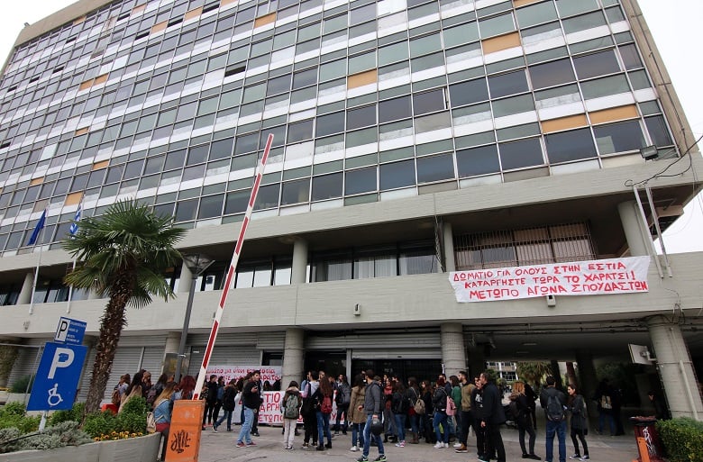 Ανήλικος-απείλησε-με-μαχαίρι-20χρονο,-μέσα-στο-κυλικείο-της-Πολυτεχνικής-Σχολής-του-ΑΠΘ