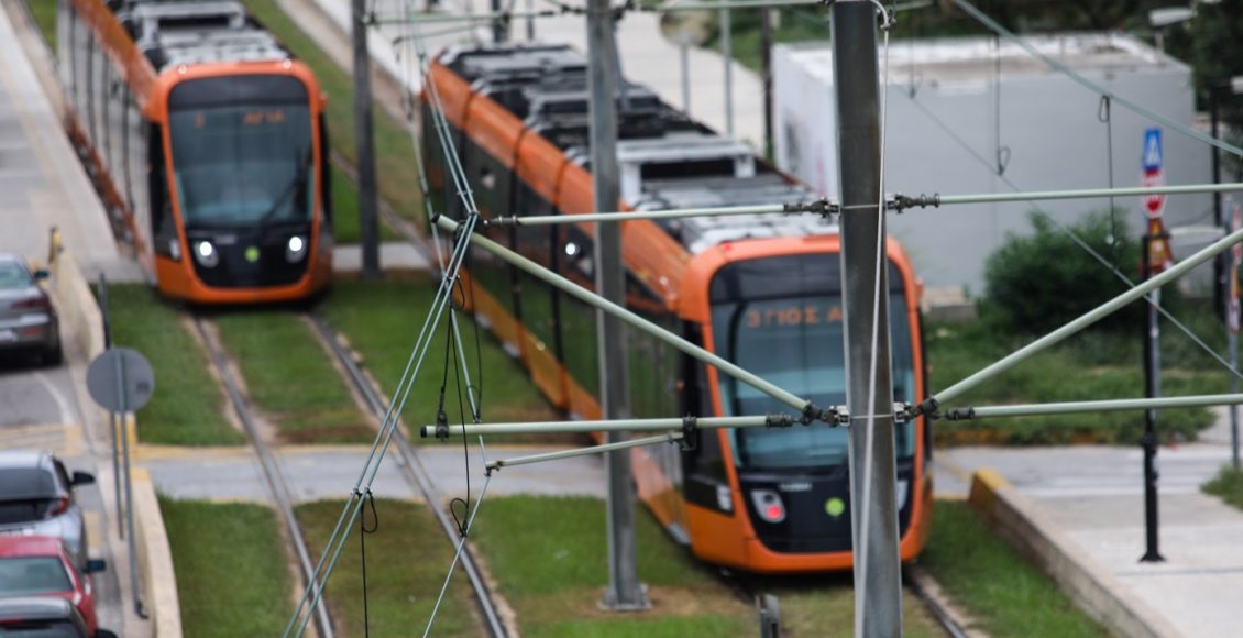 Συνελήφθη-28χρονος-οδηγός-που-στάθμευσε-το-όχημά-του-πάνω-σε-ράγες-του-τραμ-στο-κέντρο-της-Αθήνας