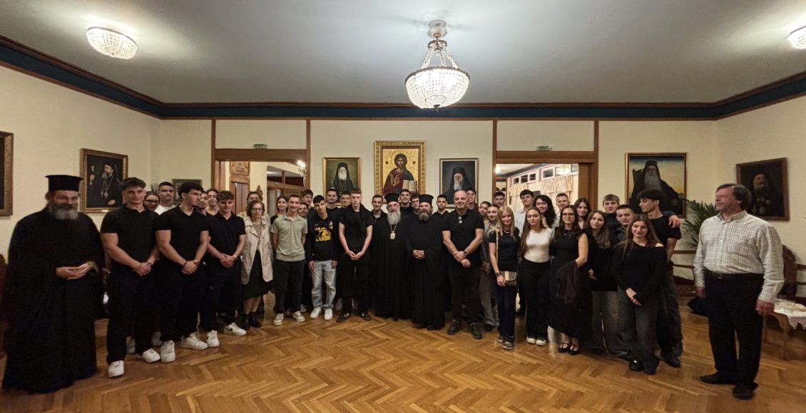 Σπουδαστές-της-Ριζαρείου-Εκκλησιαστικής-Σχολής-στον-Αρχιεπίσκοπο-Κρήτης