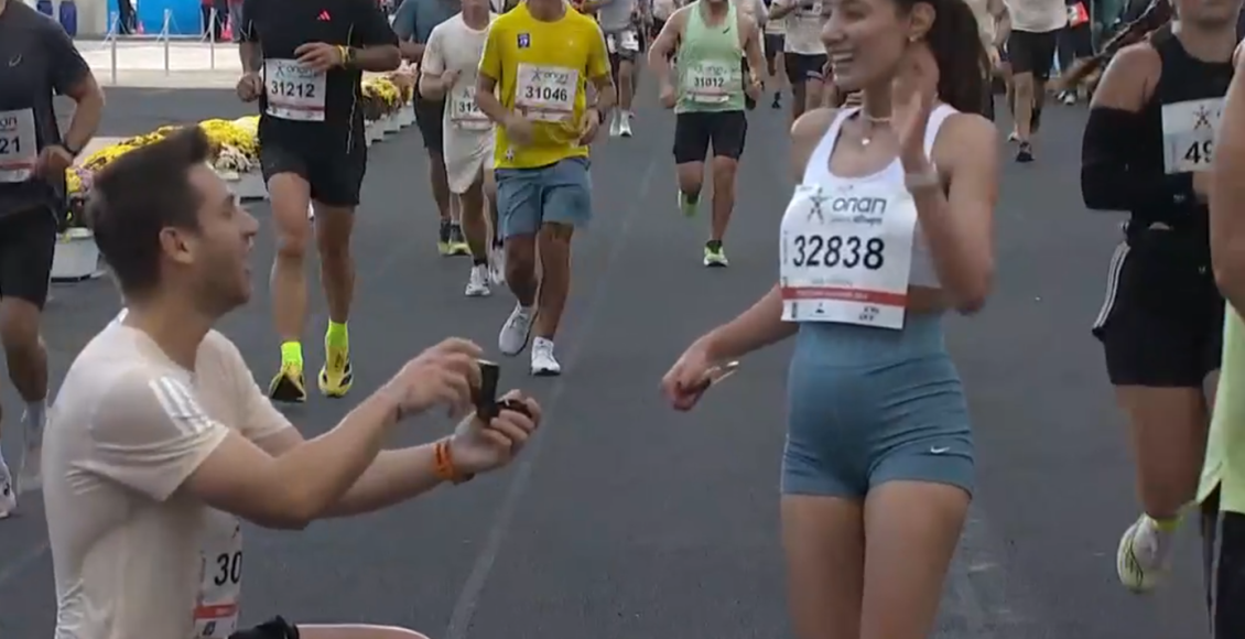 Συγκίνηση-στο-Παναθηναϊκό-Στάδιο:-Δρομέας-γονάτισε-στον-τερματισμό-του-Μαραθωνίου-και-έκανε-πρόταση-γάμου-στη-σύντροφό-του