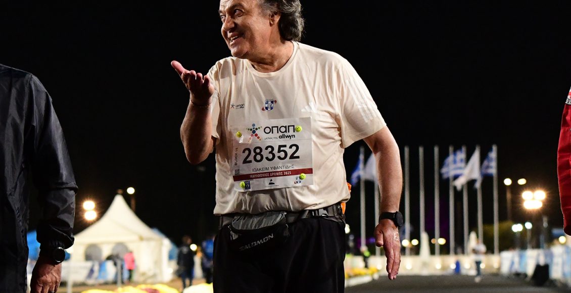 Συγκίνηση-και-θερμά-χειροκροτήματα-για-τον-67χρονο-που-τερμάτισε-τελευταίος-στον-42ο-Αυθεντικό-Μαραθώνιο