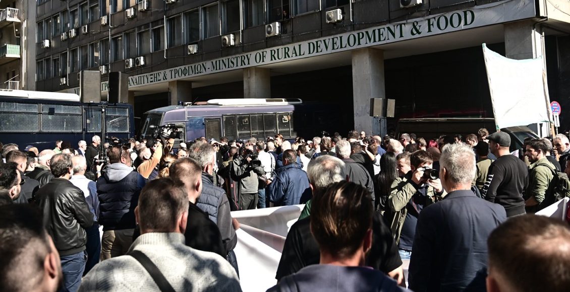Πορεία-διαμαρτυρίας-αγροτών-και-κτηνοτρόφων-προς-το-υπουργείο-Αγροτικής-Ανάπτυξης-–-«Ανεπίτρεπτο,-να-μένουν-σε-ομηρία-και-απλήρωτοι-600.000-οικογένειες»