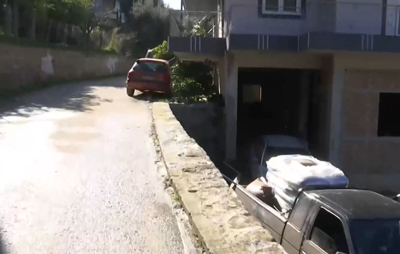 Τι-κατέθεσε-ο-25χρονος-για-το-δυστύχημα-με-τον-3χρονο-στην-Αχαΐα-–-«Χτύπησε-σε-μπαλκόνι,-ζαλίστηκε-και-έπεσε-με-τον-μικρό-στην-αγκαλιά-του»