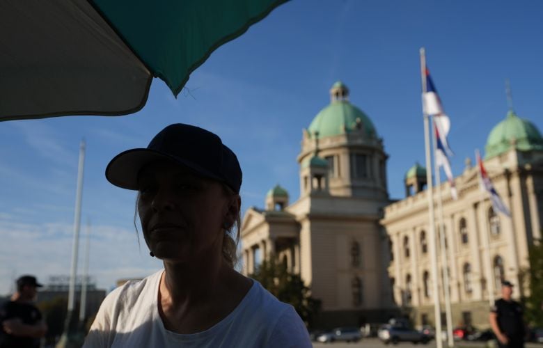 Στις-11-μέρες-έχει-φτάσει-η-απεργία-πείνας-έξω-από-την-σερβική-βουλή-μητέρας-θύματος-στον-σιδηροδρομικό-σταθμό-του-Νόβι-Σαντ