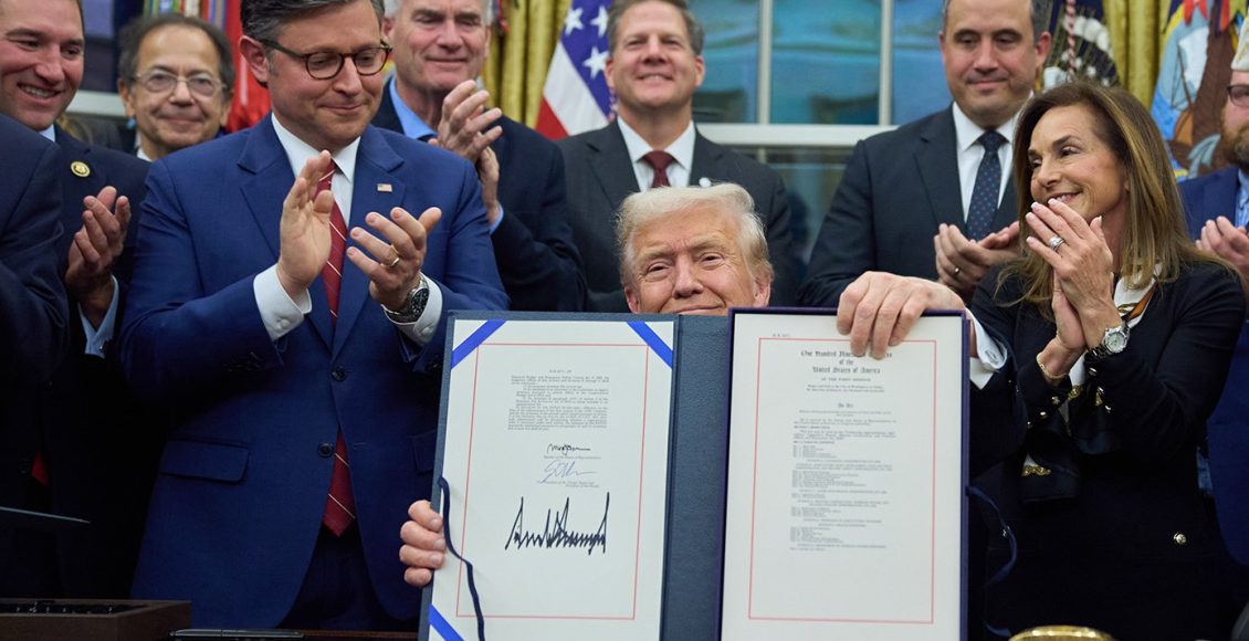 Ο-Ντόναλντ-Τραμπ-υπέγραψε-τη-συμφωνία-για-να-μπει-τέλος-στο-μεγαλύτερο-shutdown-στην-ιστορία-των-ΗΠΑ