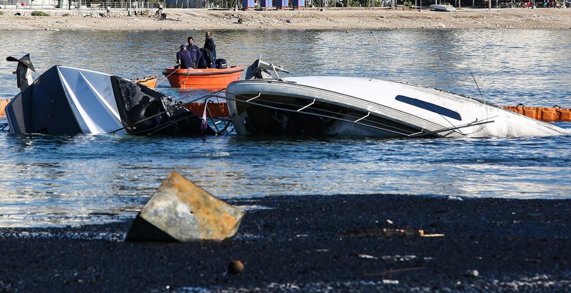 Τέσσερα-σκάφη-βυθίστηκαν-μετά-από-μεγάλη-φωτιά-στη-Μαρίνα-Ζέας-–-Πώς-ξεκίνησε-η-καταστροφή,-«σίγουρα-δεν-είναι-εμπρησμός»