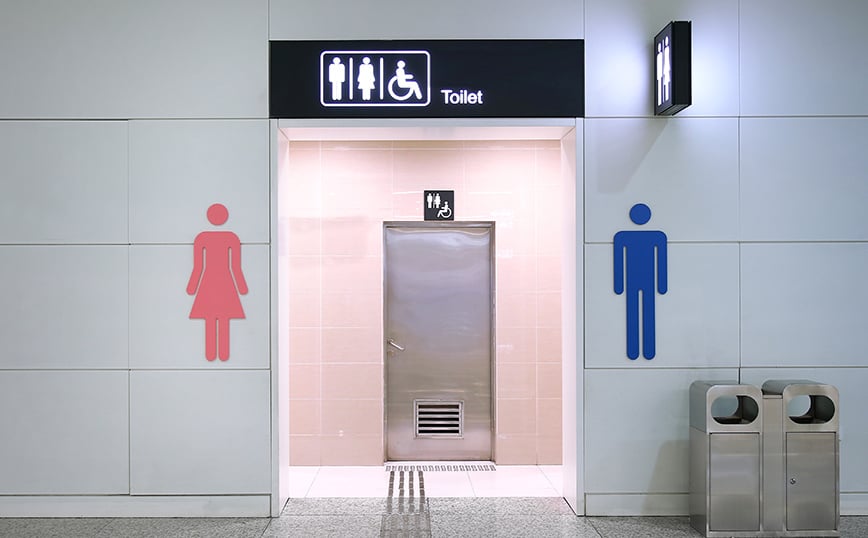 Ελεύθερος-με-όρο-ο-νεαρός-που-βιντεοσκόπησε-68χρονη-πελάτισσα-στην-τουαλέτα-επιχείρησης