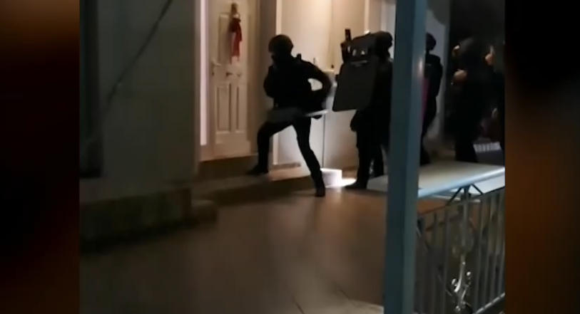 Βίντεο-από-την-έφοδο-των-αστυνομικών-σε-σπίτια-σπείρας-που-εξαπατούσε-ηλικιωμένους-–-40-συλλήψεις-σε-Αττική-και-Κορινθία-–-ertnews.gr