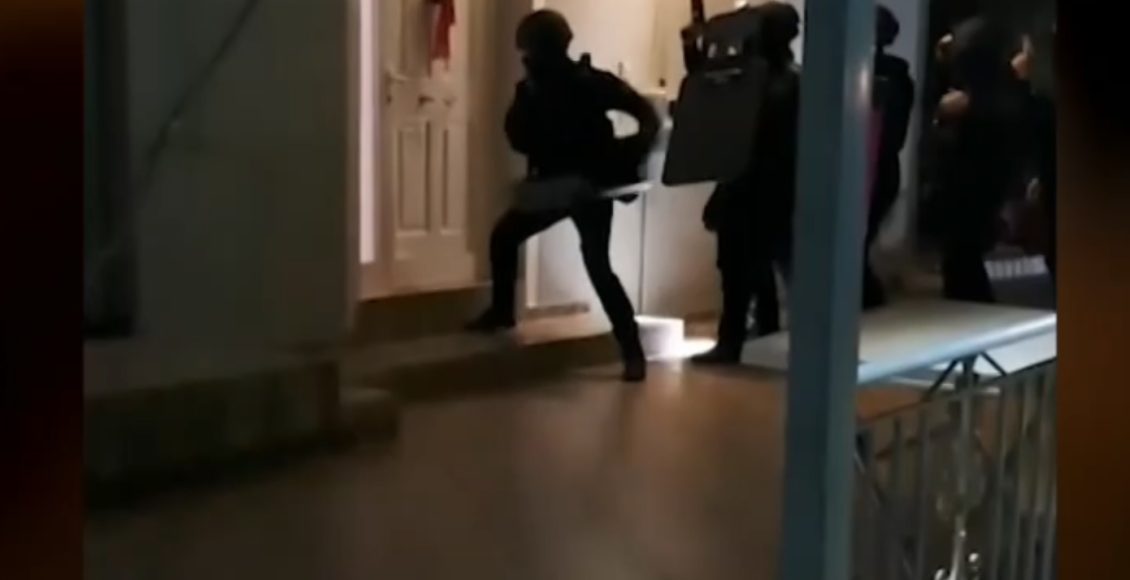 Νέο-βίντεο-από-την-έφοδο-των-αστυνομικών-σε-σπίτια-σπείρας-που-εξαπατούσε-ηλικιωμένους-–-40-συλλήψεις-σε-Αττική-και-Κορινθία