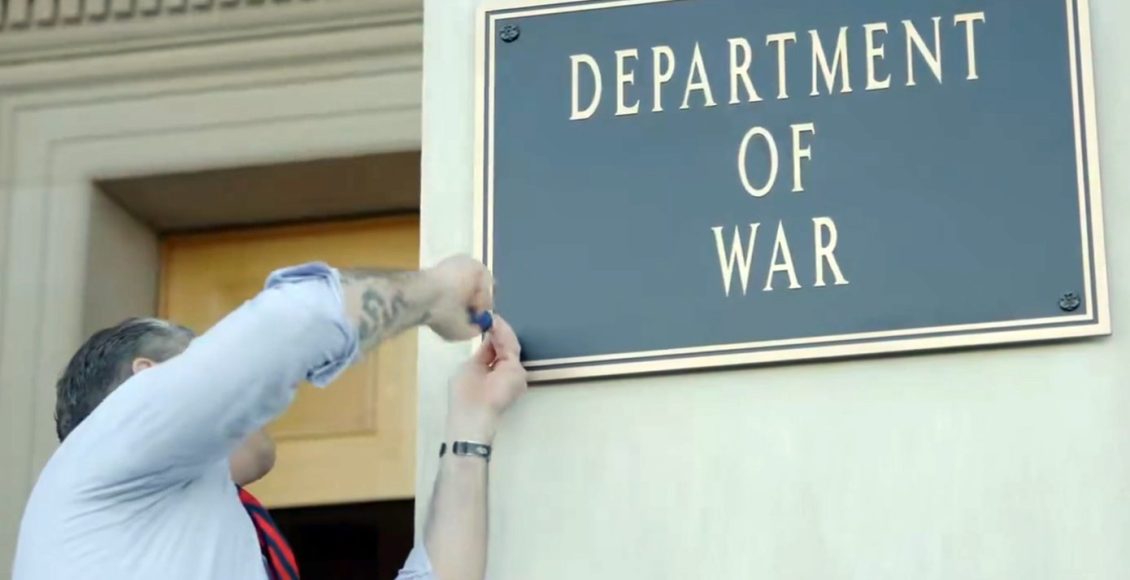 «Καλώς-ήρθατε-στο-υπουργείο-Πολέμου»-–-Ο-υπουργός-Άμυνας-των-ΗΠΑ-βίδωσε-την-πινακίδα-στην-είσοδο-του-Πενταγώνου