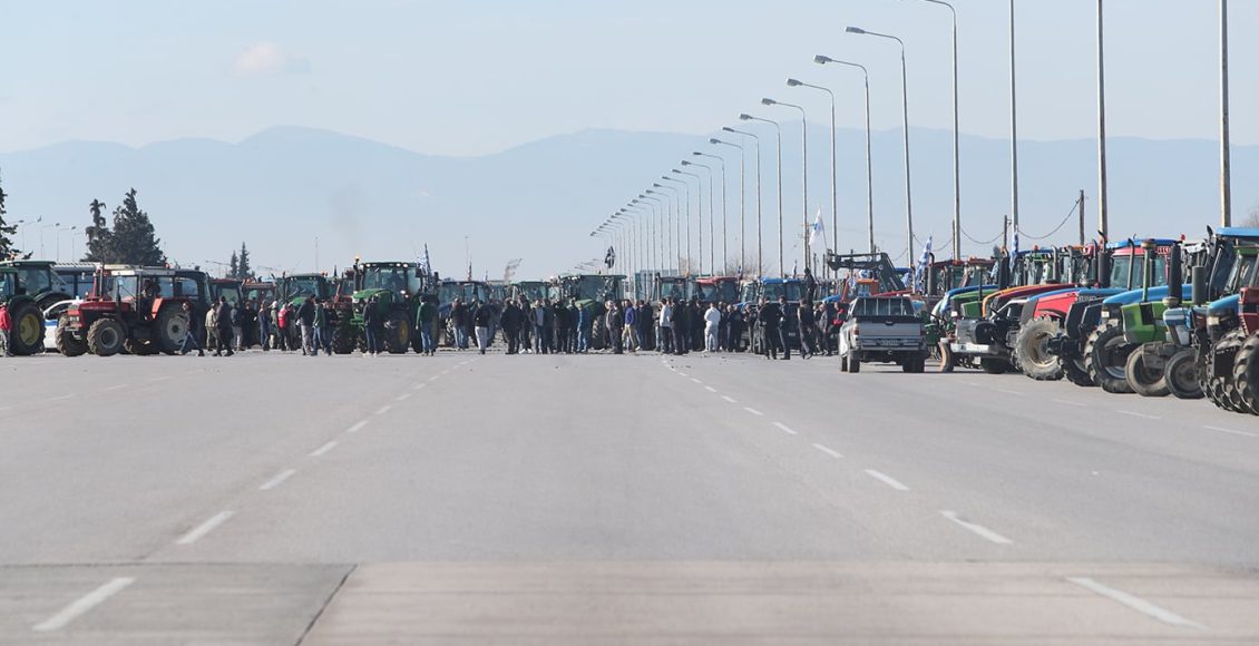 Οι-αγρότες-απέκλεισαν-την-εθνική-οδό-στα-διόδια-των-Μαλγάρων-–-Δεν-θα-επιτρέψουμε-να-ταλαιπωρηθούν-οι-πολίτες,-προειδοποιεί-ο-Μαρινάκης