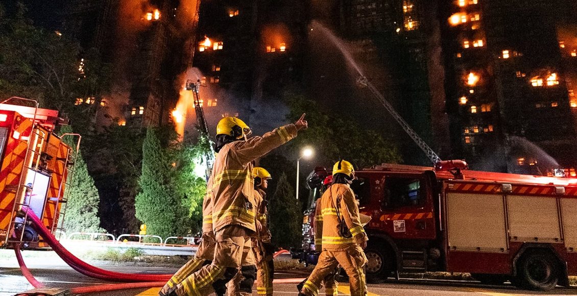 «Ανεξάρτητη»-έρευνα-για-την-καταστροφική-πυρκαγιά-σε-συγκρότημα-πολυκατοικιών,-υπόσχεται-ο-επικεφαλής-των-τοπικών-αρχών