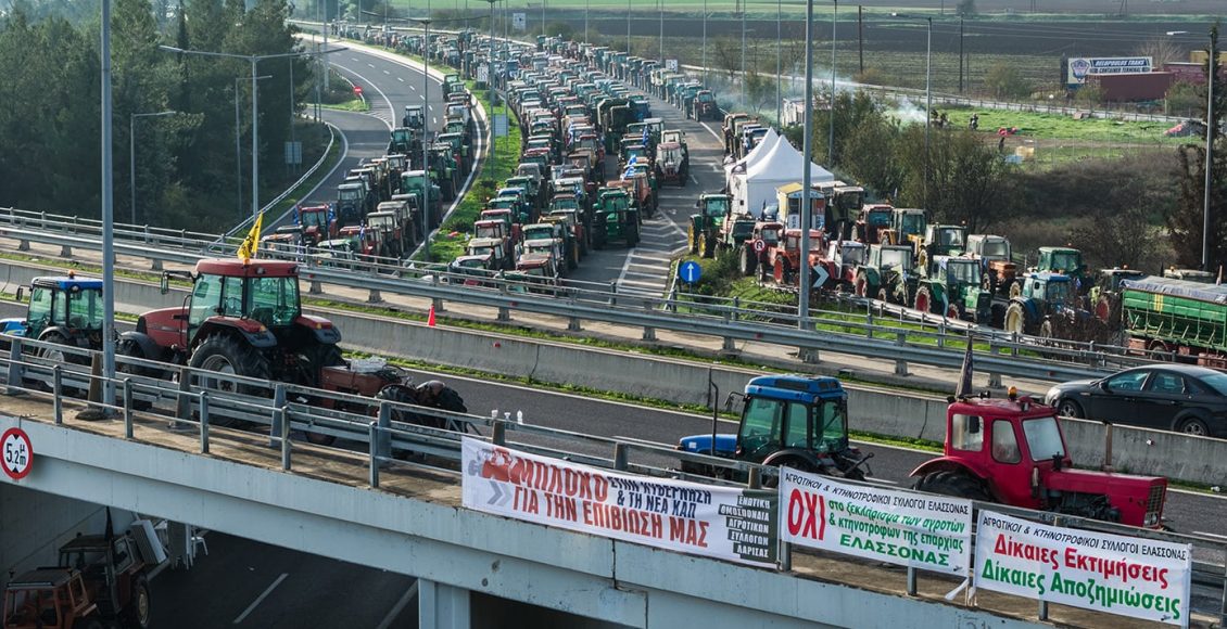 Τα-αγροτικά-μπλόκα-παραλύουν-τη-χώρα:-Αποκλείστηκε-και-πάλι-το-τελωνείο-Ευζώνων-–-Κλειστό-παραμένει-το-ρεύμα-προς-Αθήνα-στα-διόδια-Μαλγάρων
