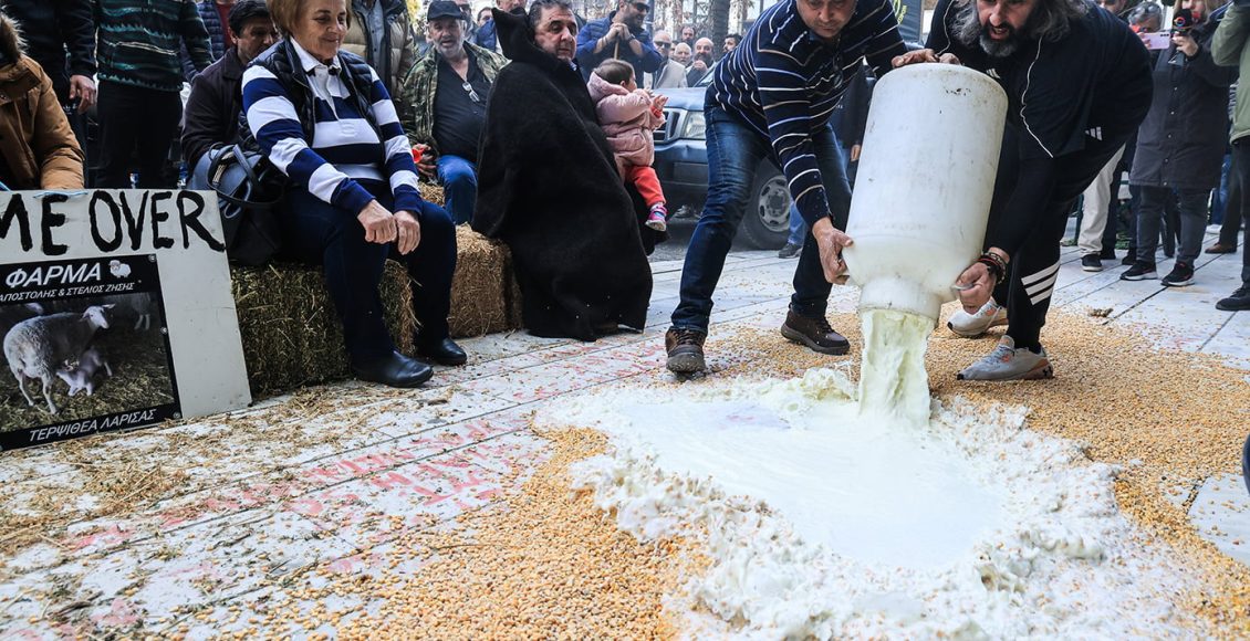 Κτηνοτρόφοι-έχυσαν-γάλα-και-ζωοτροφές-στην-κεντρική-πλατεία-της-Λάρισας-–-Δείτε-εικόνες