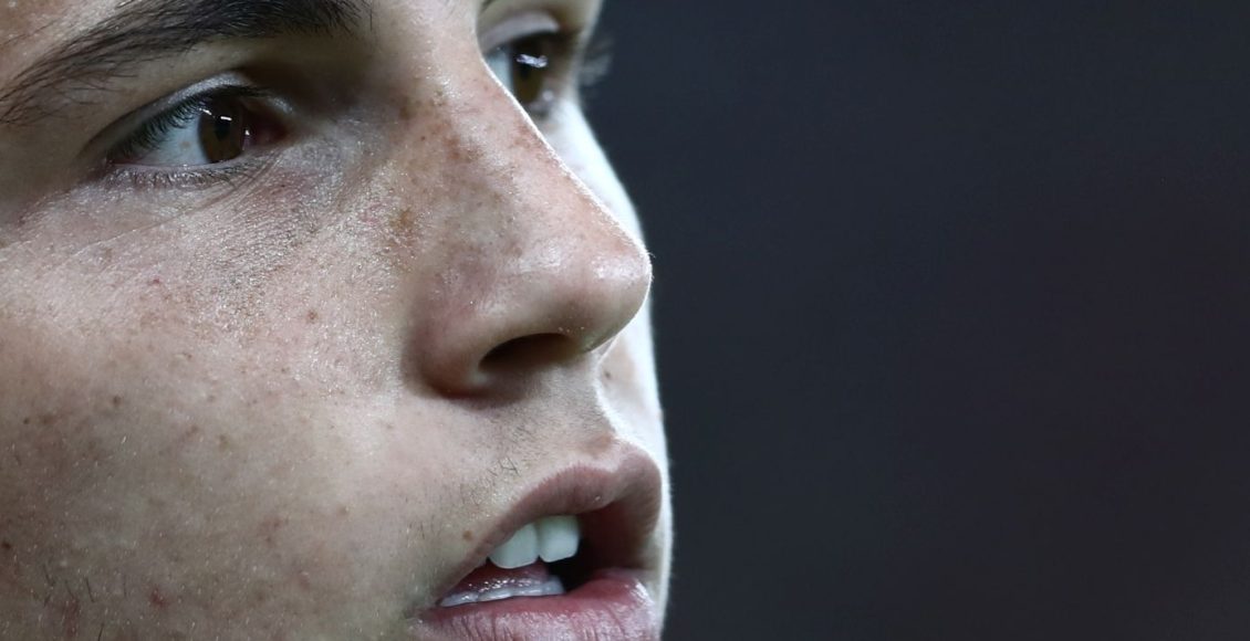 o-xρήστος-Μουζακίτης-φόρεσε-πρώτη-φορά-παπιγιόν-στην-απονομή-των-golden-boy-awards-κι-έχουμε-όλες-τις-λεπτομέρειες-για-το-look-του