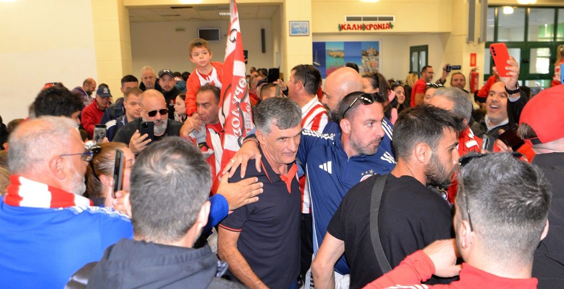 Ολυμπιακός:-Χαμός-στη-Σύρο-κατά-την-άφιξη-των-νταμπλούχων-–-Δείτε-φωτογραφίες